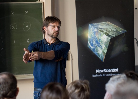 Leo Kouwenhoven legt aan lezers van New Scientist uit hoe een quantumcomputer werkt. (Foto: Aschwin Tenfelde)