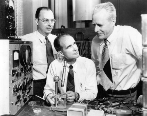 John Bardeen, William Shockley en Walter Brattain in Bell Labs in 1948. (Bron: Wikimedia Commons)